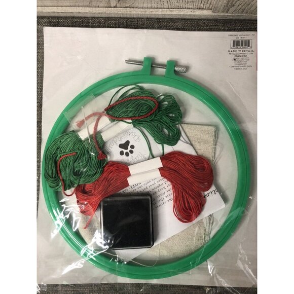Pet Handprint Embroidery Keepsake Kit Happy Paw-lidays Christmas Craft - Picture 2 of 2